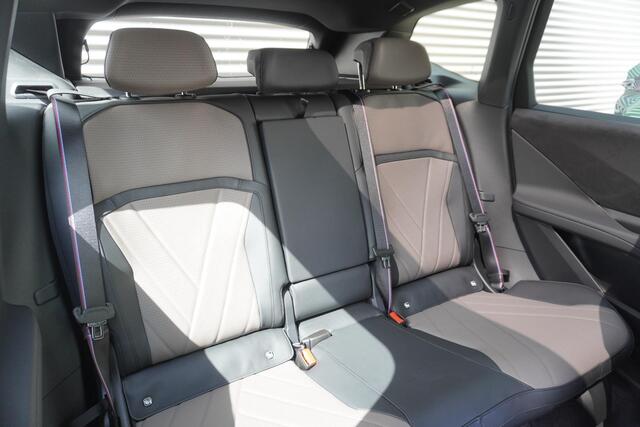 BMW X3 iX3 50 xDrive | M Sportpakket Pro | Trekhaak met elektrisch wegklapbare kogel | 22 inch LM Y-Spaak | Panoramadak met Klimaat Comfort Glas | Highway Assistant | Harman-Kardon Surround Sound System |