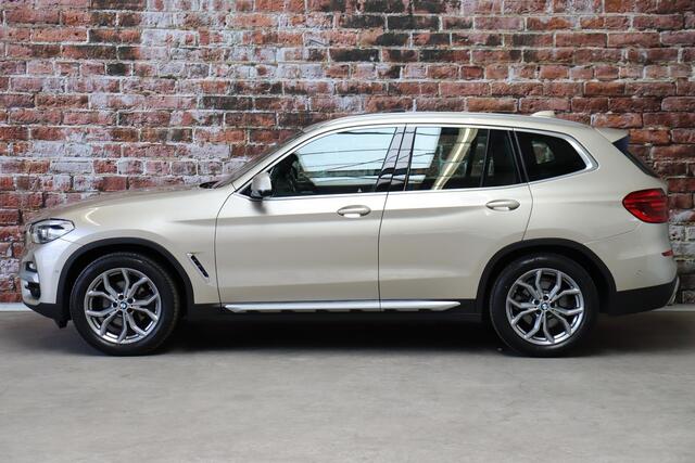 BMW X3 xDrive20i High Executive xLine Automaat / Navigatie Professional / Panoramadak / Trekhaak / Head-Up Display / Achteruitrijcamera / Stoelverwaming / HiFi / Cruise Control / Leder / LED /
