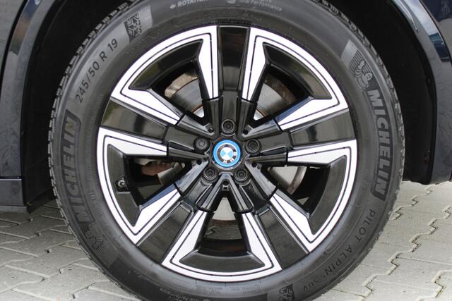 BMW X3 iX3 Executive 80 kWh met Pano | Incl. 12 maanden garantie | SOH 100% | Adaptieve cruise | Elektrische stoelen met geheugen | Stoelverwarming | Navigatie | Rijstrook sensor | Schuif/Kantel dak | Apple Carplay/ Android Auto | Parkeersensoren | Parkeer camer