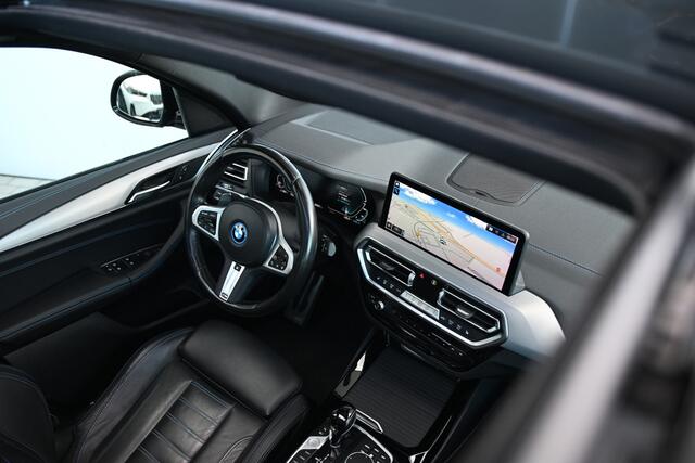 BMW X3 xDrive30e High Executive M Sport Automaat / Panoramadak / Sportstoelen / Achteruitrijcamera / Laserlight / Stoelverwarming