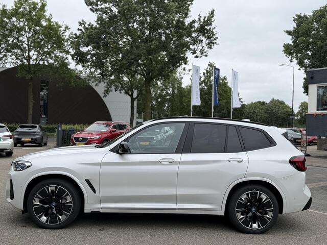 BMW X3 iX3 M SPORT High Executive 80 kWh VAN ¤49.900 VOOR ¤45.899 | UW WK-VOORDEEL ¤4.001 | SOH 98% | 15000 KM UNIEKE KM STAND | FULL OPTIONS | PANODAK | ADD. CRUISE | HEADUP | 360 CAMERA | STOEL + STUURVERWARMING | HARMAN /KARDON | RIJKLAARPRIJS MET 12 MND BOV