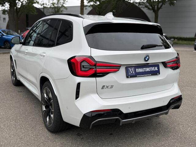 BMW X3 iX3 M SPORT High Executive 80 kWh VAN ¤49.900 VOOR ¤45.899 | UW WK-VOORDEEL ¤4.001 | SOH 98% | 15000 KM UNIEKE KM STAND | FULL OPTIONS | PANODAK | ADD. CRUISE | HEADUP | 360 CAMERA | STOEL + STUURVERWARMING | HARMAN /KARDON | RIJKLAARPRIJS MET 12 MND BOV