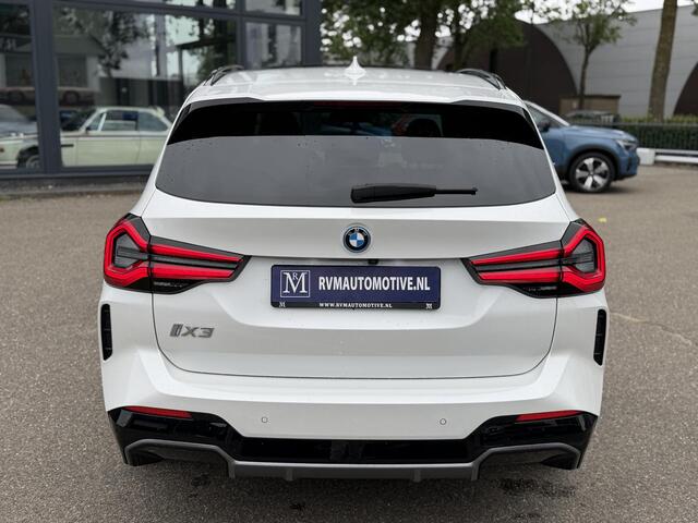 BMW X3 iX3 M SPORT High Executive 80 kWh VAN ¤49.900 VOOR ¤45.899 | UW WK-VOORDEEL ¤4.001 | SOH 98% | 15000 KM UNIEKE KM STAND | FULL OPTIONS | PANODAK | ADD. CRUISE | HEADUP | 360 CAMERA | STOEL + STUURVERWARMING | HARMAN /KARDON | RIJKLAARPRIJS MET 12 MND BOV