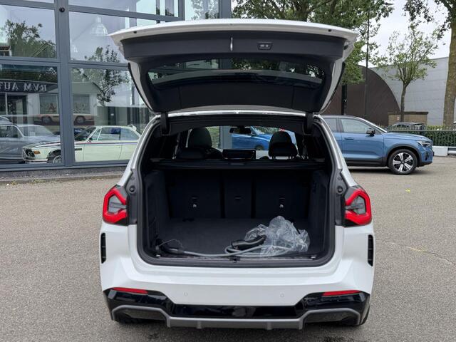 BMW X3 iX3 M SPORT High Executive 80 kWh VAN ¤49.900 VOOR ¤45.899 | UW WK-VOORDEEL ¤4.001 | SOH 98% | 15000 KM UNIEKE KM STAND | FULL OPTIONS | PANODAK | ADD. CRUISE | HEADUP | 360 CAMERA | STOEL + STUURVERWARMING | HARMAN /KARDON | RIJKLAARPRIJS MET 12 MND BOV