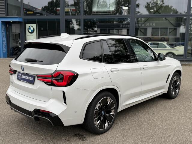 BMW X3 iX3 M SPORT High Executive 80 kWh VAN ¤49.900 VOOR ¤45.899 | UW WK-VOORDEEL ¤4.001 | SOH 98% | 15000 KM UNIEKE KM STAND | FULL OPTIONS | PANODAK | ADD. CRUISE | HEADUP | 360 CAMERA | STOEL + STUURVERWARMING | HARMAN /KARDON | RIJKLAARPRIJS MET 12 MND BOV