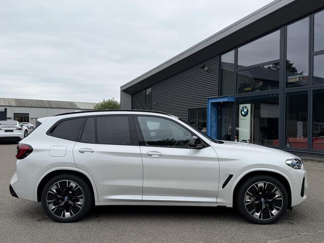 BMW X3 iX3 M SPORT High Executive 80 kWh VAN ¤49.900 VOOR ¤45.899 | UW WK-VOORDEEL ¤4.001 | SOH 98% | 15000 KM UNIEKE KM STAND | FULL OPTIONS | PANODAK | ADD. CRUISE | HEADUP | 360 CAMERA | STOEL + STUURVERWARMING | HARMAN /KARDON | RIJKLAARPRIJS MET 12 MND BOV