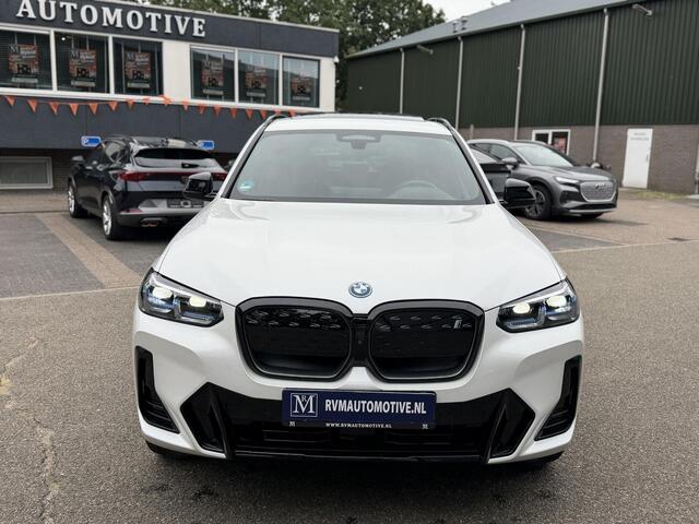 BMW X3 iX3 M SPORT High Executive 80 kWh VAN ¤49.900 VOOR ¤45.899 | UW WK-VOORDEEL ¤4.001 | SOH 98% | 15000 KM UNIEKE KM STAND | FULL OPTIONS | PANODAK | ADD. CRUISE | HEADUP | 360 CAMERA | STOEL + STUURVERWARMING | HARMAN /KARDON | RIJKLAARPRIJS MET 12 MND BOV