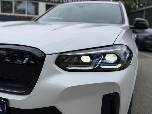 BMW X3 iX3 M SPORT High Executive 80 kWh VAN ¤49.900 VOOR ¤45.899 | UW WK-VOORDEEL ¤4.001 | SOH 98% | 15000 KM UNIEKE KM STAND | FULL OPTIONS | PANODAK | ADD. CRUISE | HEADUP | 360 CAMERA | STOEL + STUURVERWARMING | HARMAN /KARDON | RIJKLAARPRIJS MET 12 MND BOV