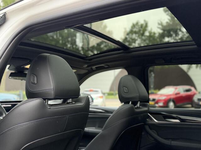BMW X3 iX3 M SPORT High Executive 80 kWh VAN ¤49.900 VOOR ¤45.899 | UW WK-VOORDEEL ¤4.001 | SOH 98% | 15000 KM UNIEKE KM STAND | FULL OPTIONS | PANODAK | ADD. CRUISE | HEADUP | 360 CAMERA | STOEL + STUURVERWARMING | HARMAN /KARDON | RIJKLAARPRIJS MET 12 MND BOV