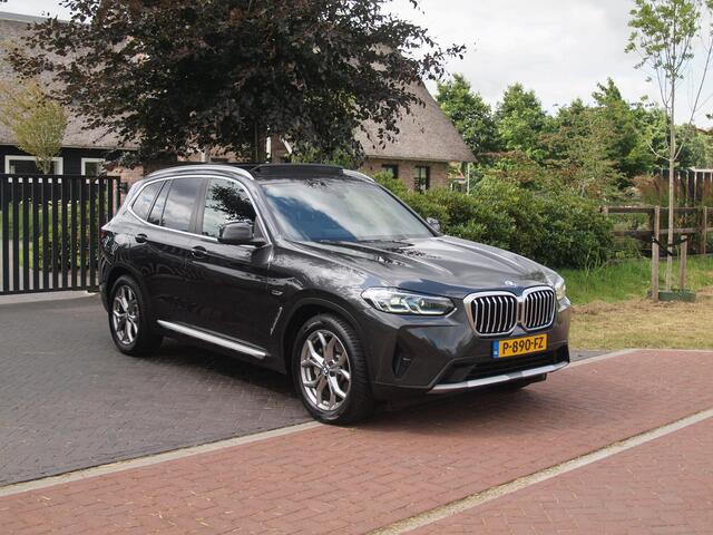 BMW X3 xDrive30e Business Edition Plus | Panoramadak | Head-Up Display | Camera | Sfeerverlichting | LED-Laser |
