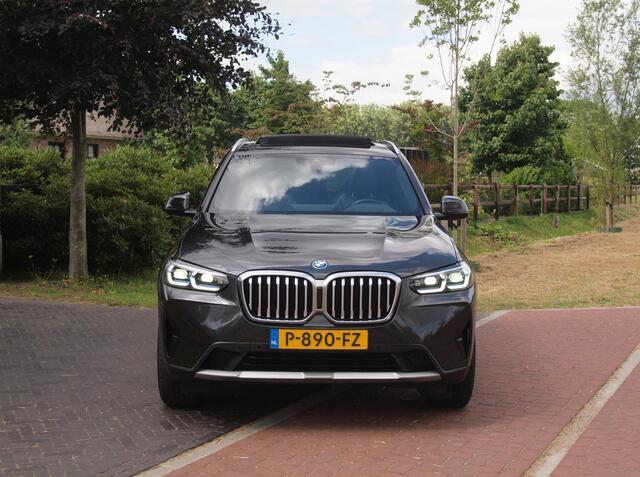 BMW X3 xDrive30e Business Edition Plus | Panoramadak | Head-Up Display | Camera | Sfeerverlichting | LED-Laser |