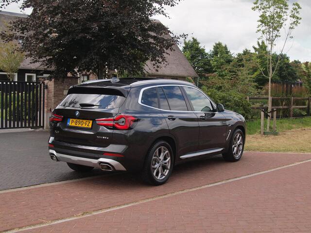 BMW X3 xDrive30e Business Edition Plus | Panoramadak | Head-Up Display | Camera | Sfeerverlichting | LED-Laser |