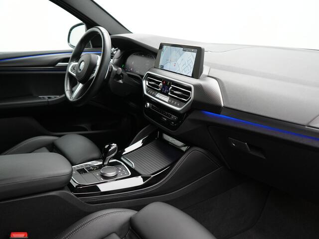 BMW X4 xDrive20i M Sport 184pk Dealer O.H. Carbon Schwarz Metallic | Adaptive Cruise | Camera | Sfeerverlichting | Lederen Sportstoelen Verwarmd | Apple Carplay | Virtual Cockpit | Navigatie | DAB | 19"L.M |