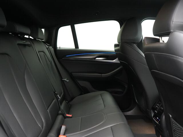 BMW X4 xDrive20i M Sport 184pk Dealer O.H. Carbon Schwarz Metallic | Adaptive Cruise | Camera | Sfeerverlichting | Lederen Sportstoelen Verwarmd | Apple Carplay | Virtual Cockpit | Navigatie | DAB | 19"L.M |