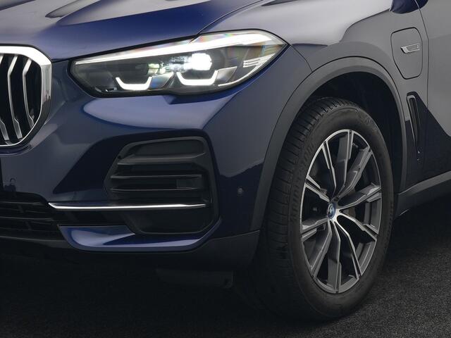 BMW X5 xDrive45e High Executive Plug In Hybrid 395pk Dealer O.H PHEV | Trekhaak Af Fabriek | Panodak | Head Up | Lederen Sportstoelen Memory & Verwarmd | Apple Carplay | Blis | Sfeerverlichting | Navigatie | Virtual | DAB |