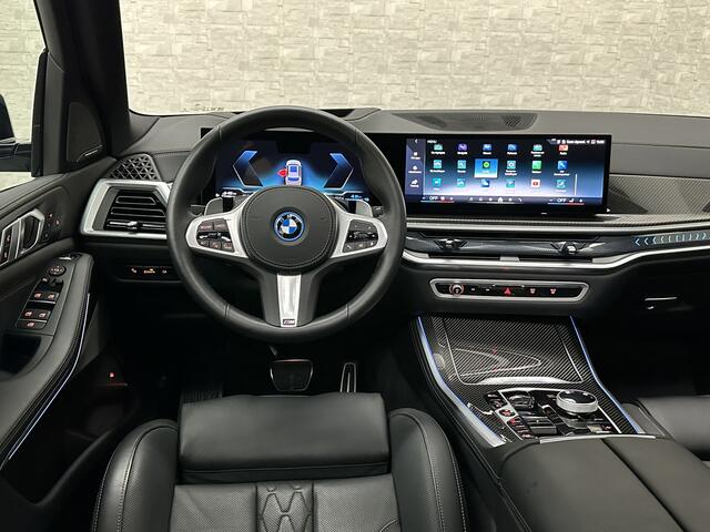 BMW X5 50e M-Performance Seats | Achterasbesturing | Carbon | Pano | M-Pro | 360 Cam. | ACC | Soft-Close | Ventilatie | Leder-Individual | Head-Up | 4-Zone Clima | 22 inch | 2x Memory | Trekhaak | Harman-Kardon | Beker-Clima | Stoelverwarming V+A | Stuurverwarmi