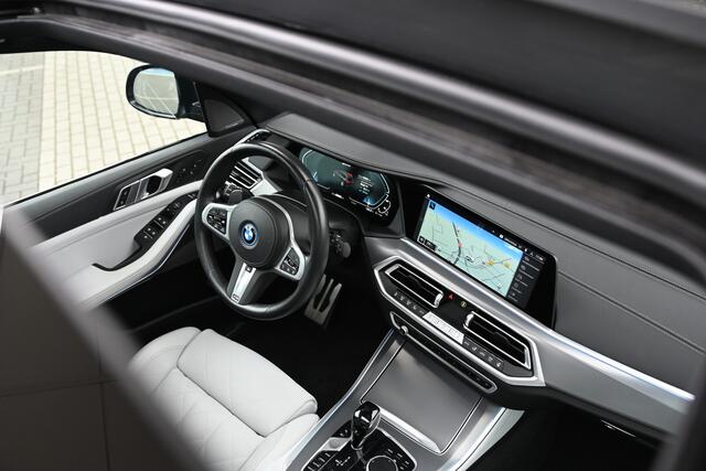 BMW X5 xDrive45e High Executive M Sport Automaat / Panoramadak / Trekhaak / Adaptief onderstel / Soft-Close / Stoelventilatie / Massagefunctie / Laserlight / Comfort Access / Head-Up / Harman Kardon