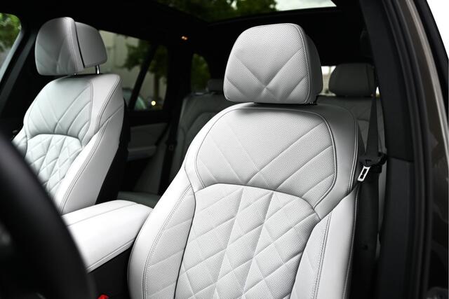 BMW X5 xDrive45e High Executive M Sport Automaat / Panoramadak / Trekhaak / Adaptief onderstel / Soft-Close / Stoelventilatie / Massagefunctie / Laserlight / Comfort Access / Head-Up / Harman Kardon