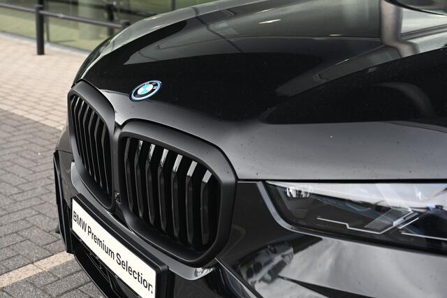 BMW X5 xDrive50e High Executive M Sport Automaat / Panoramadak / Trekhaak / Soft-Close / Adaptief onderstel / Parking Assistant Professional / Comfort Access / Adaptieve LED / Harman Kardon