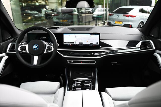 BMW X5 xDrive50e High Executive M Sport Automaat / Panoramadak / Trekhaak / Sportstoelen / Soft-Close / Parking Assistant Professional / Adaptief onderstel / Adaptieve LED / Harman Kardon