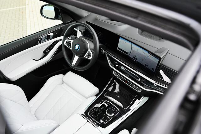 BMW X5 xDrive50e High Executive M Sport Automaat / Panoramadak / Trekhaak / Sportstoelen / Soft-Close / Parking Assistant Professional / Adaptief onderstel / Adaptieve LED / Harman Kardon