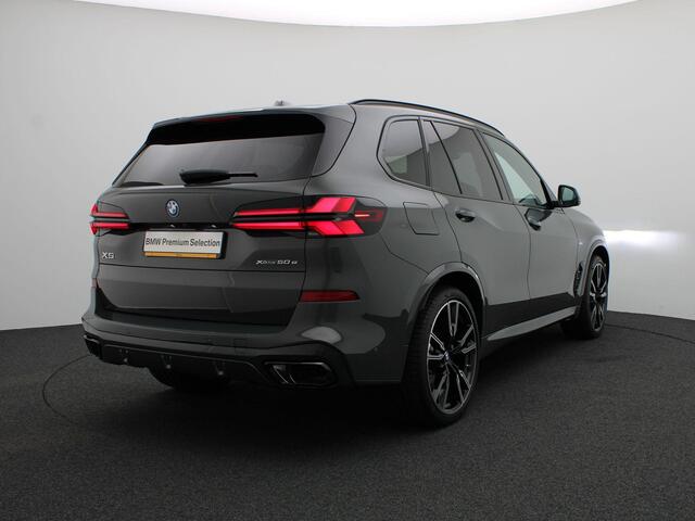 BMW X5 xDrive50e M Sportpakket Pro | Travel Pack | Innovation Pack | Comfort Plus Pack | Exclusive Pack | Integral Active Steering | Soft Close | Trekhaak | Glazen Panoramadak Sky Lounge | M Multifunctionele voorstoelen | Driving Assistant | Harman Kardon | 22'
