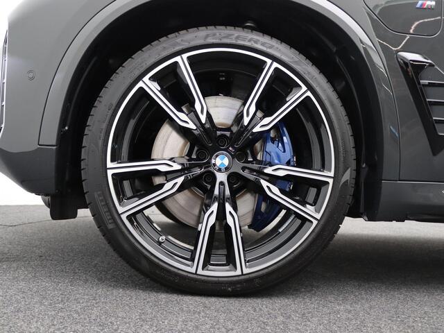 BMW X5 xDrive50e M Sportpakket Pro | Travel Pack | Innovation Pack | Comfort Plus Pack | Exclusive Pack | Integral Active Steering | Soft Close | Trekhaak | Glazen Panoramadak Sky Lounge | M Multifunctionele voorstoelen | Driving Assistant | Harman Kardon | 22'