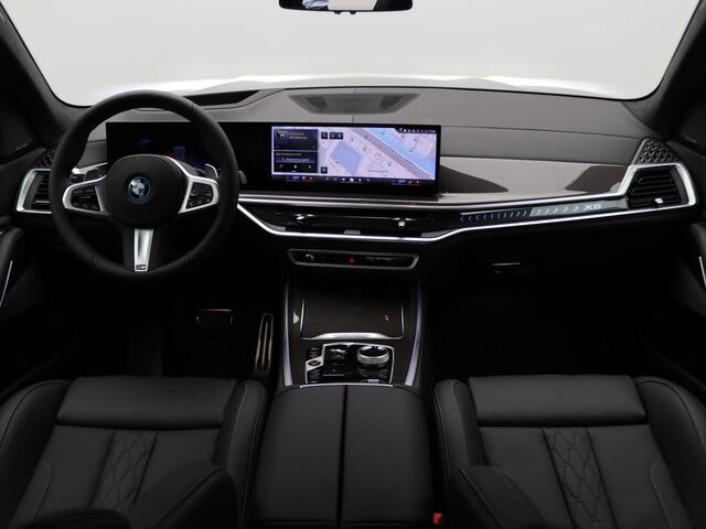 BMW X5 xDrive50e M Sportpakket Pro | Travel Pack | Innovation Pack | Comfort Plus Pack | Exclusive Pack | Integral Active Steering | Soft Close | Trekhaak | Glazen Panoramadak Sky Lounge | M Multifunctionele voorstoelen | Driving Assistant | Harman Kardon | 22'