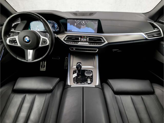 BMW X5 xDrive45e M Sport High Executive 395Pk Automaat (PANORAMADAK, APPLE CARPLAY, LUCHTVERING, HEAD-UP DISPLAY, HARMAN/KARDON, LASER KOPLAMPEN, COMFORTSTOELEN, LIVE COCKPIT PRO, ADAPTIVE CRUISE, NIEUWSTAAT)