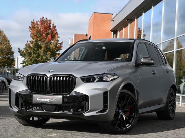 BMW X5 xDrive50e 489pk M-Sport Frozen Pure Grey Pano Zetels HUD 22-Inch H&K Softclose Lucht Tr.haak VOL!!!