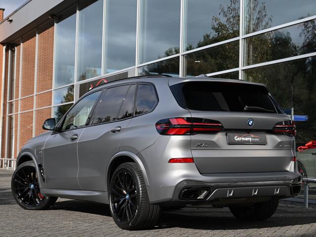 BMW X5 xDrive50e 489pk M-Sport Frozen Pure Grey Pano Zetels HUD 22-Inch H&K Softclose Lucht Tr.haak VOL!!!