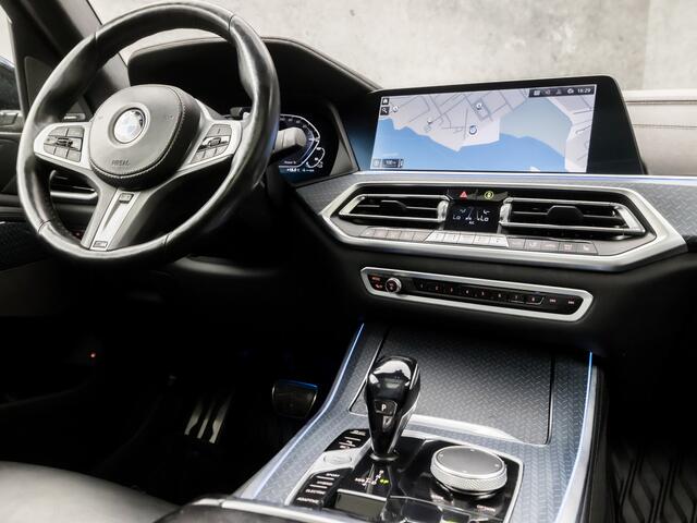 BMW X5 xDrive45e High Executive M Sport 395Pk Automaat (FULL OPTION, SKYLOUNGE PANORAMADAK, ALCANTARA HEMELBEKLEDING, M PAKKET, LUCHTVERING, APPLE CARPLAY, COMFORT ZETELS, LASER LED, ADAPTIVE CRUISE, HARMAN/KARDON, STUUR/STOELVERWA