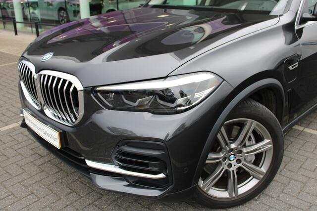 BMW X5 xDrive45e High Executive Automaat / Trekhaak / Sportstoelen / Achteruitrijcamera / Adaptief onderstel / Comfort Access / Adaptieve LED / Stoelverwarming / Live Cockpit Professional