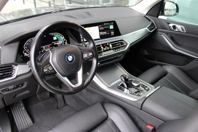 BMW X5 xDrive45e High Executive Automaat / Trekhaak / Sportstoelen / Achteruitrijcamera / Adaptief onderstel / Comfort Access / Adaptieve LED / Stoelverwarming / Live Cockpit Professional
