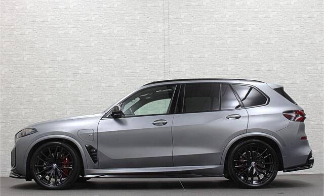 BMW X5 50e Performance *5x Op Voorraad* M-Sport Pro | Frozen Grey | Carbon Pakket | Indiv. Leder | 73400.= ex BTW | 12-2023 | Comfortstoelen met Ventilatie | Isolatieglas | Keyless-Entry | Memory | M-Gordels | Stuurverwarming | Stoelverwarming V+A | Zonwering |