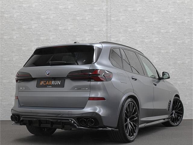 BMW X5 50e Performance *5x Op Voorraad* M-Sport Pro | Frozen Grey | Carbon Pakket | Indiv. Leder | 73400.= ex BTW | 12-2023 | Comfortstoelen met Ventilatie | Isolatieglas | Keyless-Entry | Memory | M-Gordels | Stuurverwarming | Stoelverwarming V+A | Zonwering |