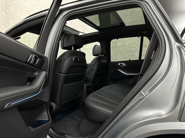 BMW X5 50e Performance *5x Op Voorraad* M-Sport Pro | Frozen Grey | Carbon Pakket | Indiv. Leder | 73400.= ex BTW | 12-2023 | Comfortstoelen met Ventilatie | Isolatieglas | Keyless-Entry | Memory | M-Gordels | Stuurverwarming | Stoelverwarming V+A | Zonwering |