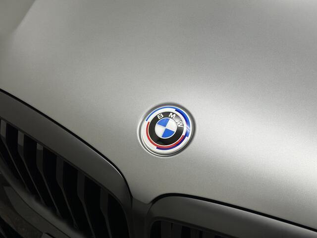 BMW X5 50e Performance *5x Op Voorraad* M-Sport Pro | Frozen Grey | Carbon Pakket | Indiv. Leder | 73400.= ex BTW | 12-2023 | Comfortstoelen met Ventilatie | Isolatieglas | Keyless-Entry | Memory | M-Gordels | Stuurverwarming | Stoelverwarming V+A | Zonwering |