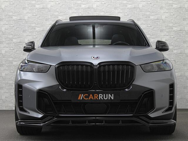 BMW X5 50e Performance *5x Op Voorraad* M-Sport Pro | Frozen Grey | Carbon Pakket | Indiv. Leder | 73400.= ex BTW | 12-2023 | Comfortstoelen met Ventilatie | Isolatieglas | Keyless-Entry | Memory | M-Gordels | Stuurverwarming | Stoelverwarming V+A | Zonwering |