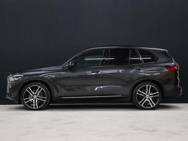 BMW X5 xDrive45e High Executive [SCHUIFKANTELDAK, TREKHAAK INKLAPBAAR, MEMORY SEATS, HARMAN/KARDON, APPLE CARPLAY, ANDROID, 360 CAMERA, HEAD-UP, STUURVERWARMING, STOELVERWARMING, ADAPTIVE CRUISE, VOL LEDER, NIEUWSTAAT]