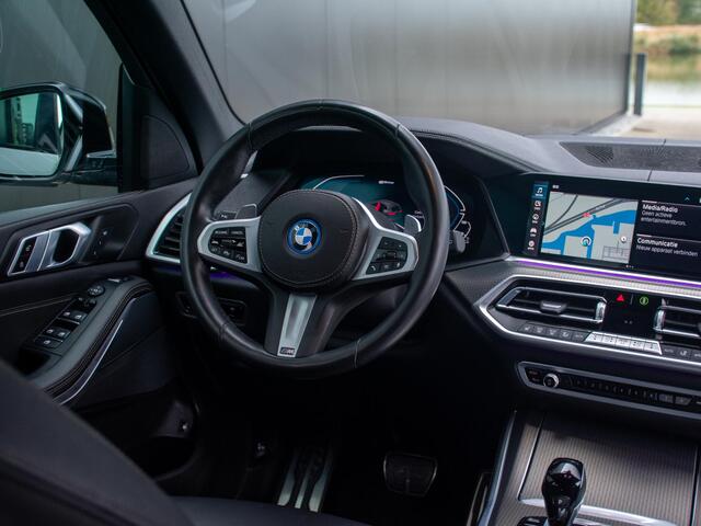 BMW X5 xDrive45e High Executive | M-sport | Hifi Sound | Schuif-/kantel Pano | Laser LED | Soft doorclose | Head-Up | Adapt. Cruise | Matt frozen gray wrap