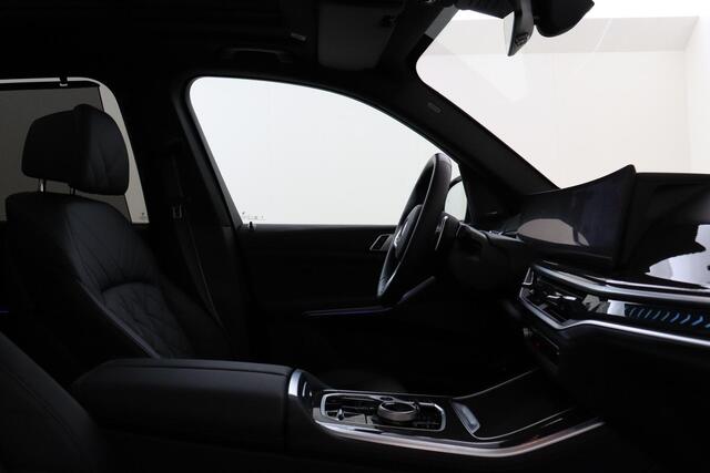 BMW X5 xDrive50e M-SPORT PRO|22'LM VELGEN|PANO DAK|TREKHAAK|CARBON INT.|SOFT CLOSE|COMFORT PLUS|SHADOW LINE|ADAP. LED
