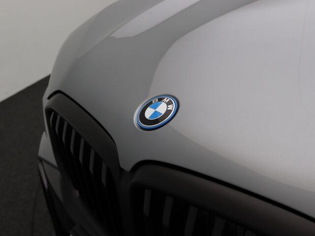 BMW X5 xDrive50e M Sportpakket Pro | Travel Pack | Innovation Pack | Comfort Pack | Adaptief onderstel met luchtvering op voor- en achteras | Trekhaak | Panoramadak | Driving Assistant Professional | Parking Assistant Professional | Harman Kardon | 21''
