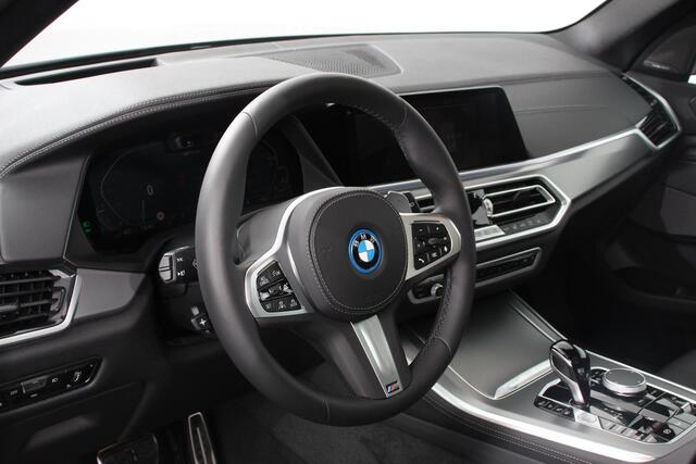 BMW X5 xDrive45e 394pk High Executive M-Sport PHEV 6 cilinder Panoramisch schuif-kantel dak Harman Kardon Head up display Lederen bekleding Electrische verstelling comfort stoelen