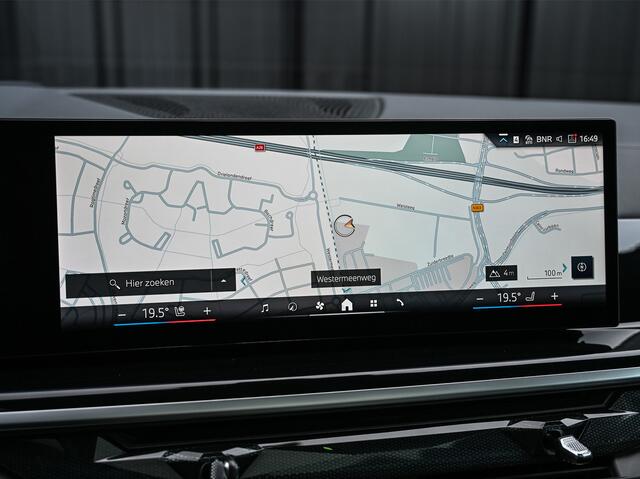 BMW X5 xDRIVE 50e | M-SPORT PRO | SKY LOUNGE | ICONIC GLOW | SHADOW LINE | COMFORT ACCESS | LUCHTVERING | ACTIVE CRUISE | MEMORY SEATS | HEAD-UP | 360 CAMERA | HARMAN/KARDON | STUUR- EN STOELVERWARMING | AMBIANCE | ACHTERBANK VERWARMD | EL. TREKHAAK