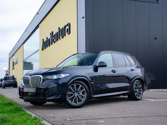 BMW X5 xDrive50e | Trekhaak | M Sport | Achteras besturing | Schuif-/kantel Pano | Softclose | Adapt. LED | Head-up | Stuurwielverwarming