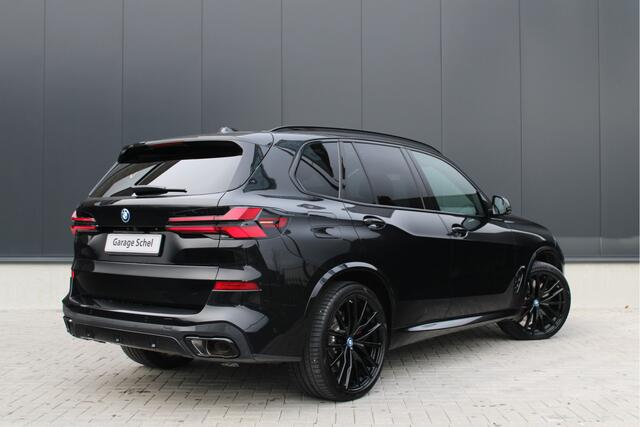 BMW X5 xDrive50e M Sport - Pano - Luchtvering - Trekhaak - Massage - 4wiel besturing - Carbon Pack - Softclose - Stoelverwarming/Koeling - Rijklaar