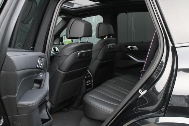 BMW X5 xDrive50e M Sport - Pano - Luchtvering - Trekhaak - Massage - 4wiel besturing - Carbon Pack - Softclose - Stoelverwarming/Koeling - Rijklaar