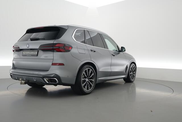 BMW X5 xDrive50e M Sport | Frozen Pure Grey | Stoelventilatie + Stoel- stuurverw.| Pano | HUD | Luchtvering | Elek. trekhaak | | 360 Cam | H&K | Adapt. Cruise | Softclose | Iconic glow | 20'' V
