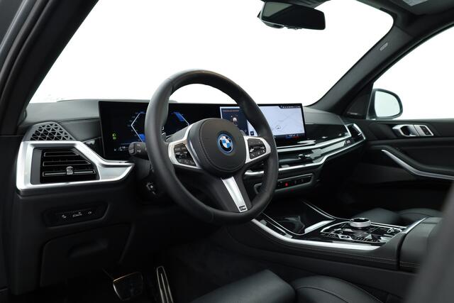 BMW X5 xDrive50e M Sport | Frozen Pure Grey | Stoelventilatie + Stoel- stuurverw.| Pano | HUD | Luchtvering | Elek. trekhaak | | 360 Cam | H&K | Adapt. Cruise | Softclose | Iconic glow | 20'' V